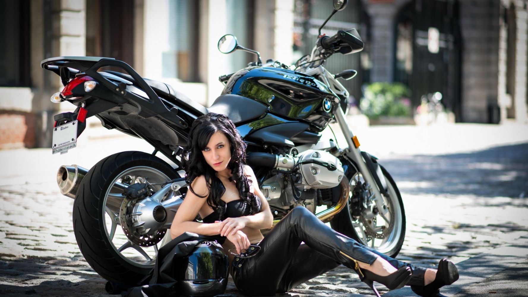 Fresh photos, fresh mood — European women on bikes online in Nagoya