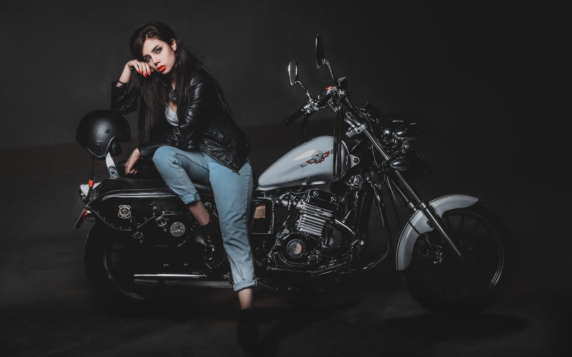 Biker girls: style and drive brings the glow — live moments in Nagoya